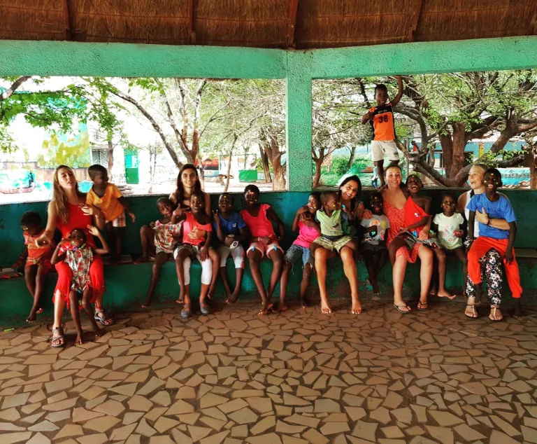 Voluntarias Africa lambú