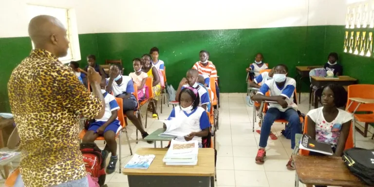 Un aula llena de alumnos con ilusión por aprender en la Escuela Innova