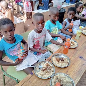 Els nens i nenes celebren el Dia das Crianças amb un bon plat d'arròs amb pollastre