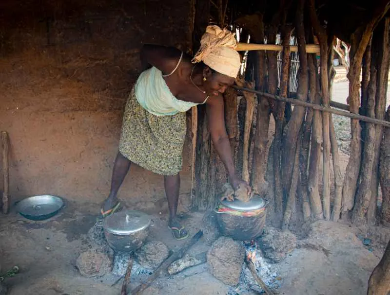 dona cuinant a guinea bissau